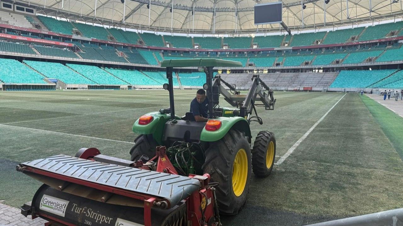 Arena Fonte Nova, em Salvador, inicia operação inédita para troca do gramado