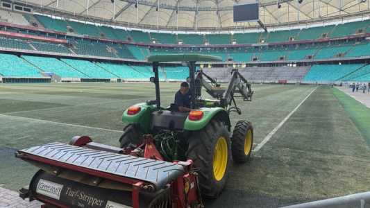 Trator utilizado para fazer a remoção do gramado da Arena Fonte Nova