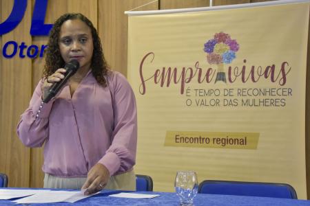 A deputada estadual Ana Paula Siqueira porta microfone e discursa durante evento em Teófilo Otoni