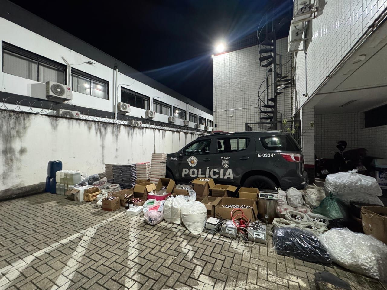 Polícia prende dois suspeitos e fecha fábrica de drogas e anabolizantes no interior de SP
