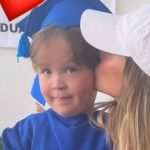 Anahí exibe fotos da formatura do filho mais novo e semelhança surpreende