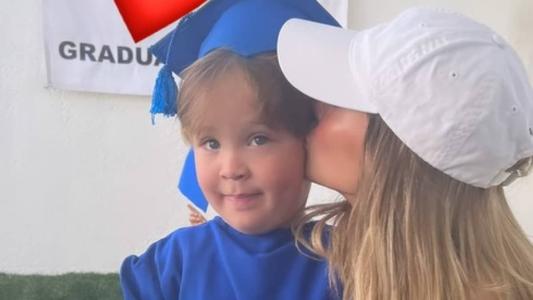 Anahí aparece dando um beijo na bochecha do filho Emiliano