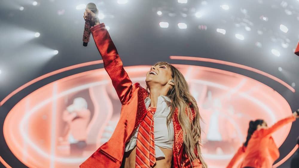 RBD no Brasil: Anahí ganha outdoor de fãs próximo ao estádio no RJ; veja