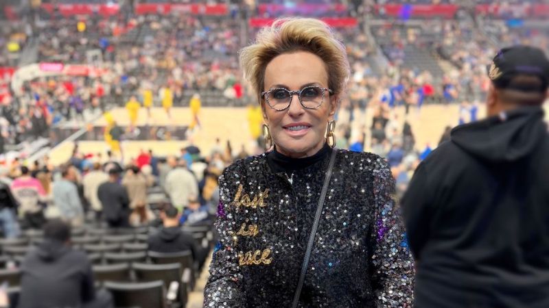 Ana Maria Braga assiste a jogo da NBA, posta foto e manda recado