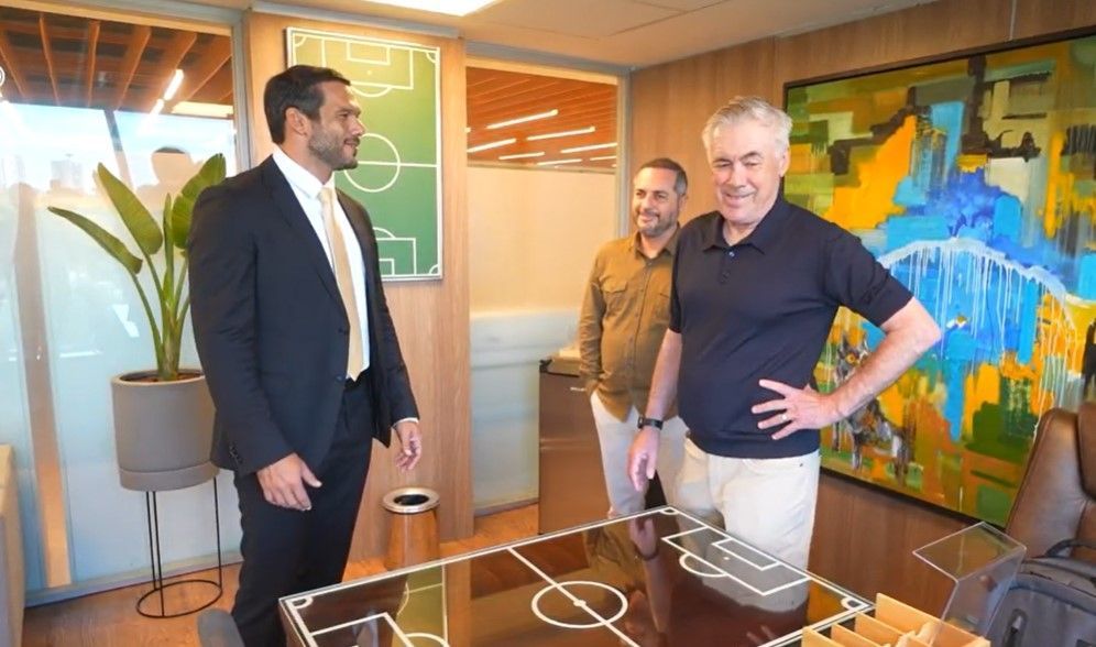 Ancelotti visita museu da Seleção e conhece 'escritório de trabalho' no Rio