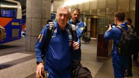 Carlo Ancelotti, técnico da Seleção Brasileira, no desembarque em Tóquio