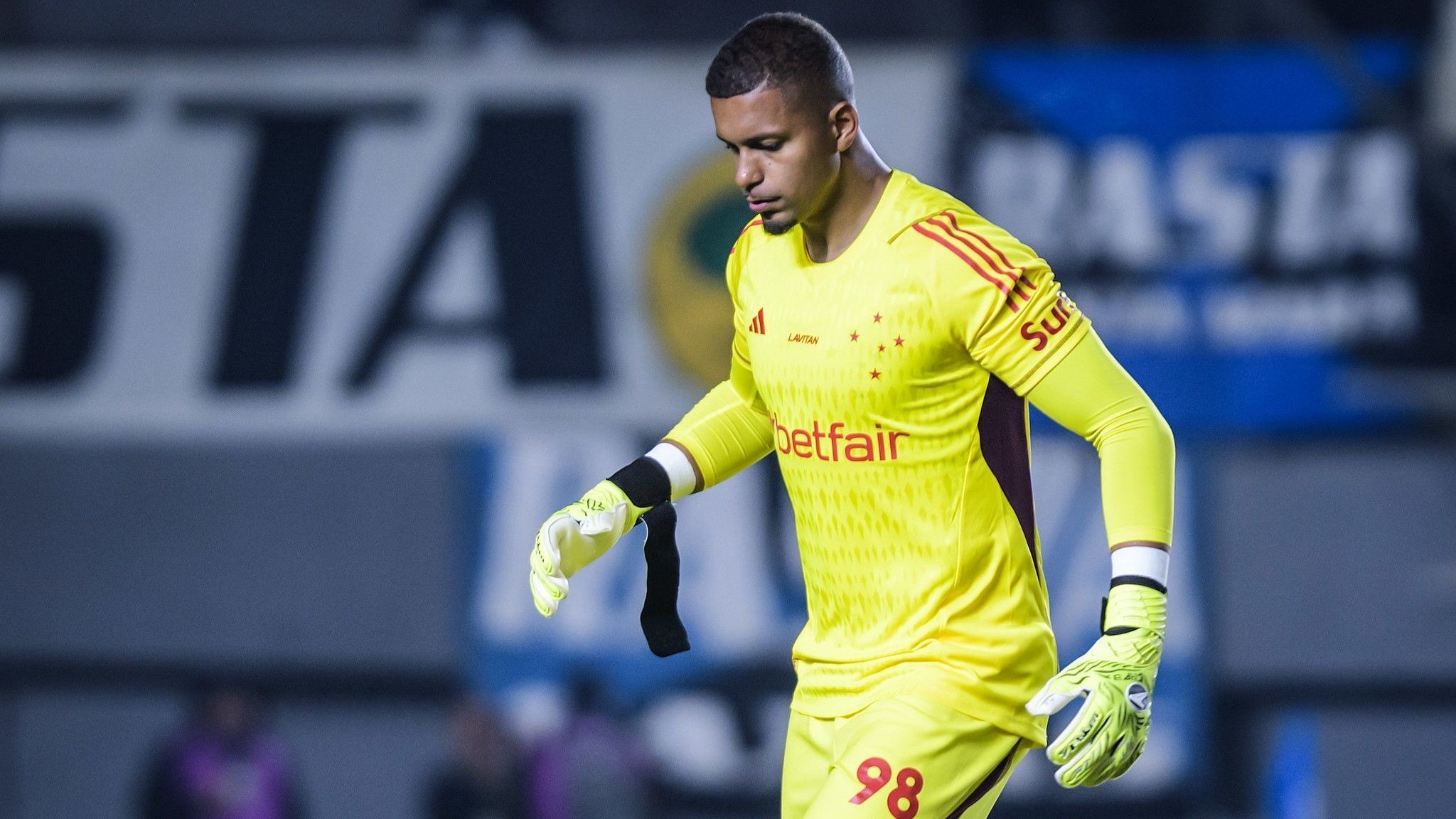 Último jogo? Goleiro do Cruzeiro publica ‘emoji de choro’, e torcida reage