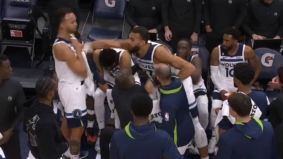 Jogador da NBA dá soco em companheiro de time durante jogo; assista