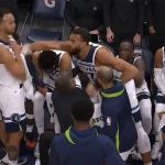 Jogador da NBA dá soco em companheiro de time durante jogo; assista