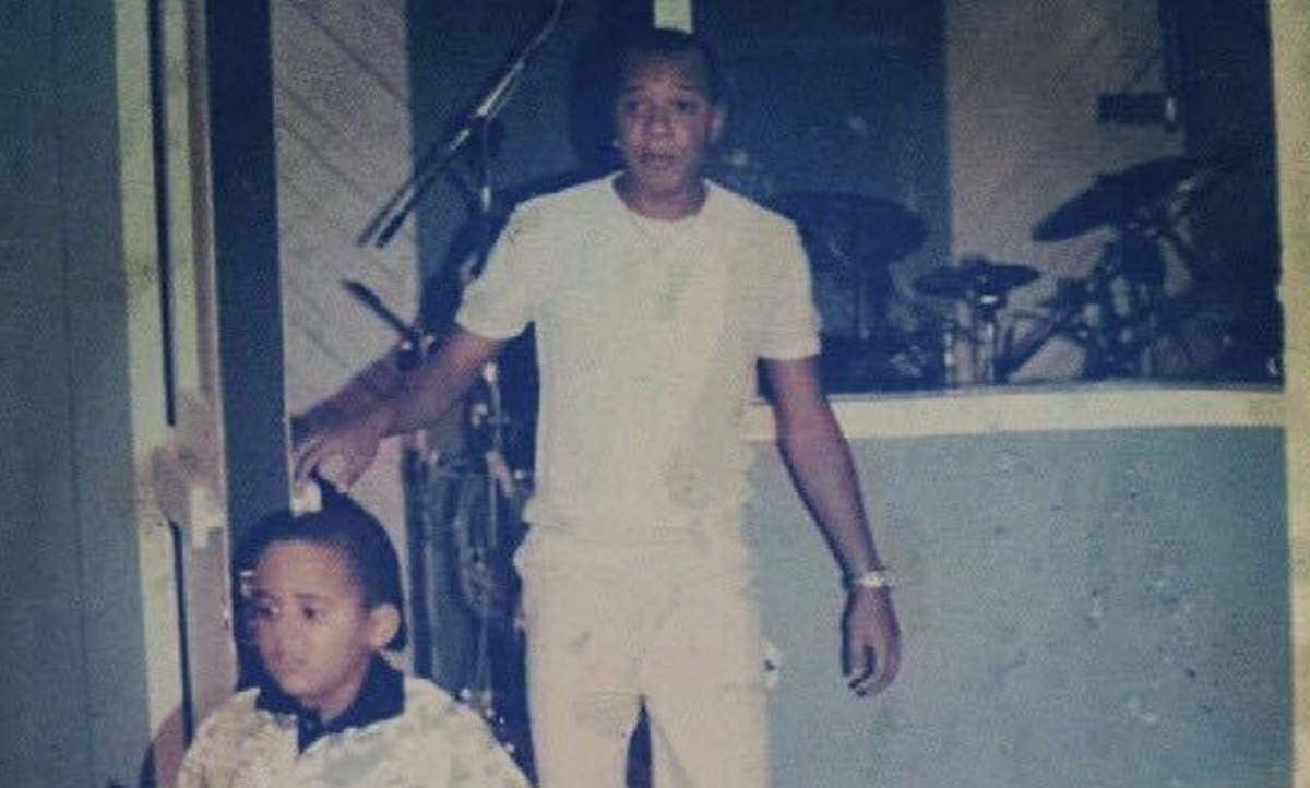 Internado em estado grave, Anderson Leonardo, do Molejo, é homenageado pelo filho