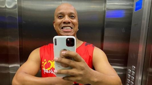 Anderson Leonardo, vocalista do grupo de pagode Molejo, precisou ser internado para tratar uma pneumonia