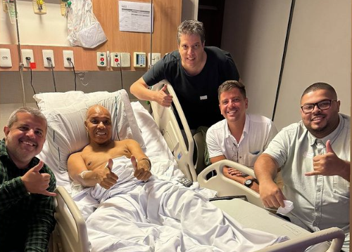 Anderson, do Molejo, recebe visita durante tratamento de câncer inguinal e cita família
