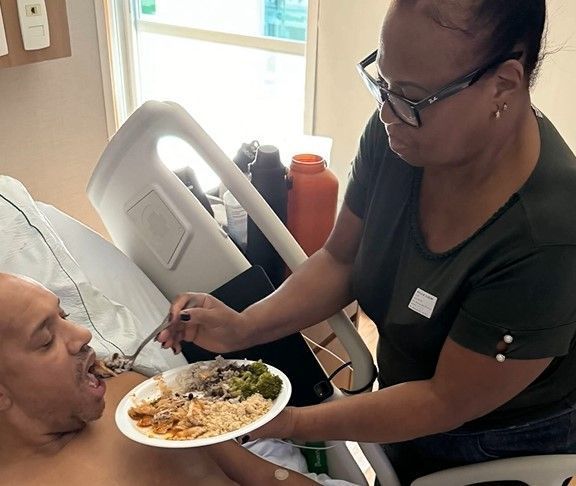 Com câncer raro, Anderson Leonardo, do Molejo, é alimentado pela mãe em leito de hospital