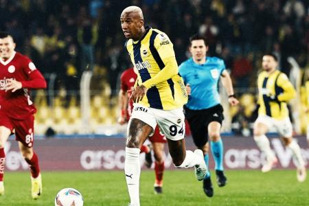 Anderson Talisca em campo pelo Fenerbahce-TUR