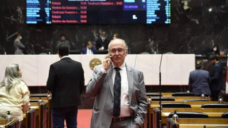Andrade tem boa relação com boa parte da Assembleia, é considerado um parlamentar querido, e a proximidade ainda maior com o secretário de Estado de Governo, Igor Eto