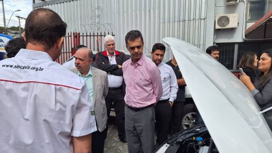 André Dantas (de rosa) participou de encontro com taxistas em BH