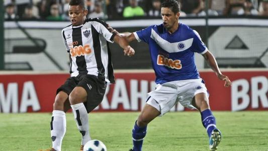 André e Léo disputam bola em clássico na Arena do Jacaré, em Sete Lagoas