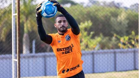 André Luiz deve se o titular do gol do Ceará contra a Chapecoense, neste sábado