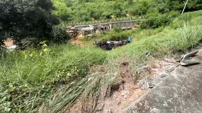 Caminhão da Gasmig desce de ré e tomba em rua na região da Pampulha, em BH