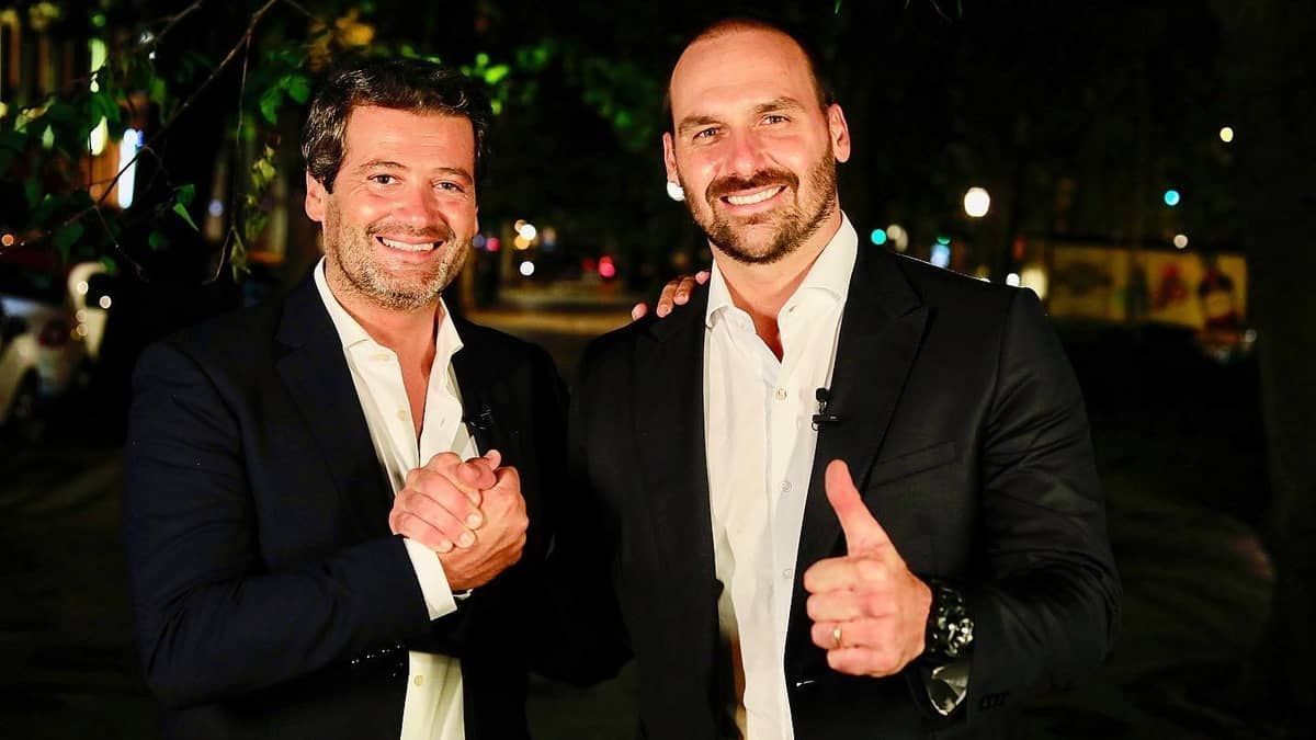 Eduardo Bolsonaro se reúne com parlamentar português que protestou contra ida de Lula ao país