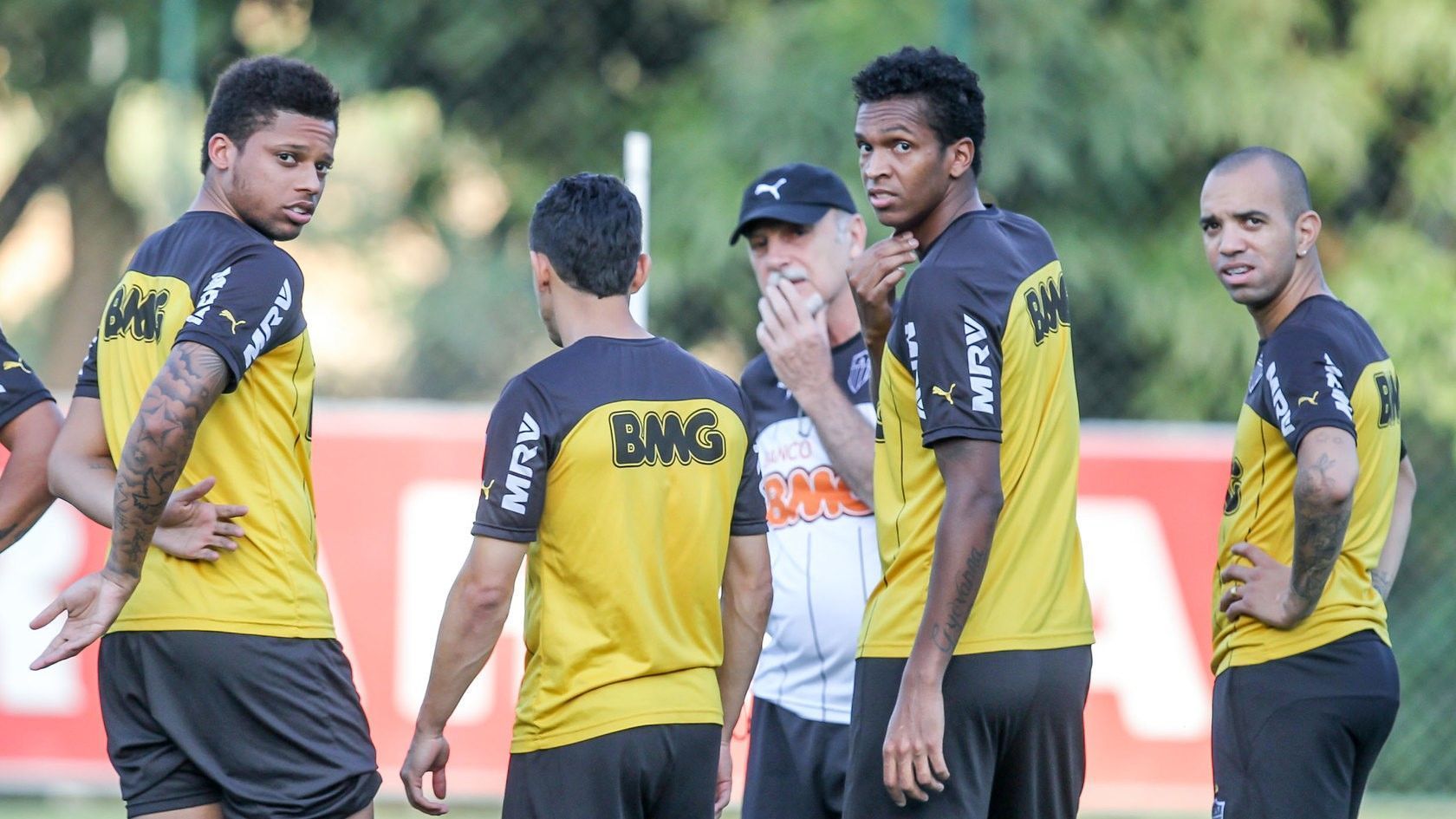 Ex-atacante revela mágoa por ter sido afastado no Atlético: 'Não fugi do hotel'