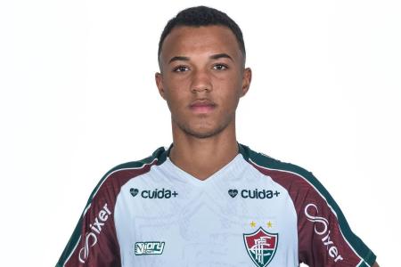 Marcos Paulo, o Andrezinho, com a camisa do Fluminense de Feira-BA