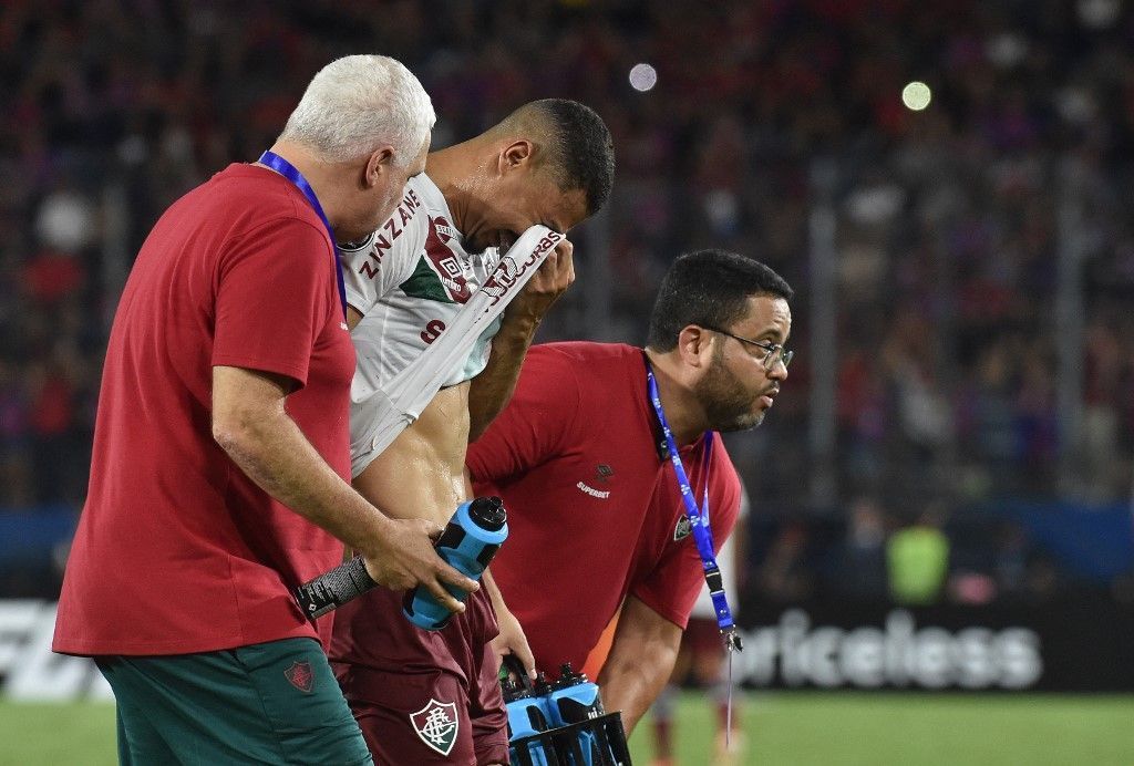 Fluminense informa problema no joelho de André, que será avaliado no Brasil