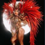 Terceiro dia de carnaval teve fantasias de mais de R$ 100 mil e musa criticada por gingado  