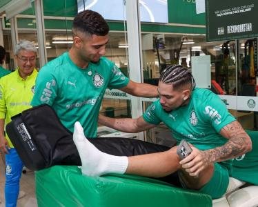 Andreas Pereira encontra Paulinho em meio aos testes físicos no Palmeiras