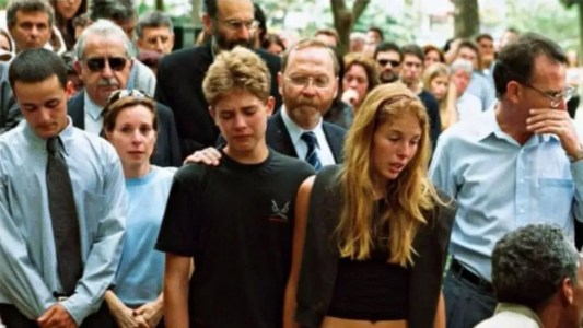 Andreas von Richtofen e Suzane von Richtofen no velório dos pais, antes da prisão da jovem, em 2002