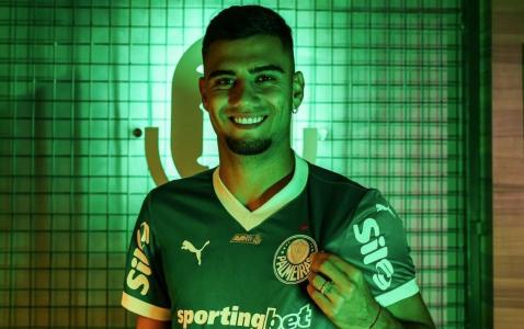 Andreas Pereira em foto de divulgação como novo jogador do Palmeiras em setembro de 2025