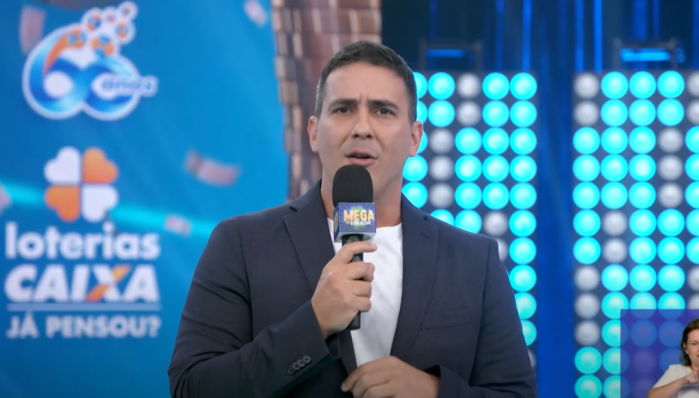 O apresentador André Marques, durante sorteio da Mega da Virada, em 2022