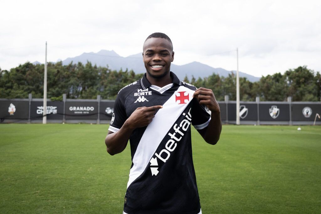 Vasco anuncia contratação de Andrés Gómez