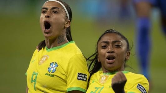 Andressa Alves e Kerolin em jogo da Seleção Brasileira contra a Inglaterra, em abril