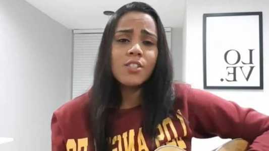 Andressa Mattos, filha de Claudinho, se emocionou durante pré-estreia de filme sobre dupla com Buchecha