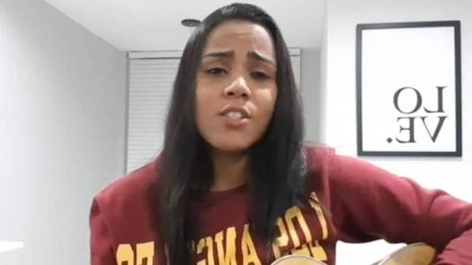 Andressa Mattos, filha de Claudinho, se emocionou durante pré-estreia de filme sobre dupla com Buchecha
