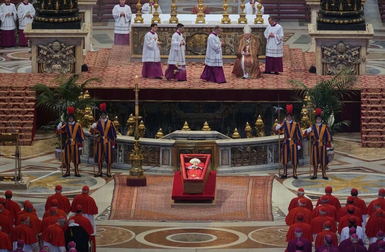 Velório do papa: corpo de Francisco é levado para a Basílica de São Pedro, no Vaticano