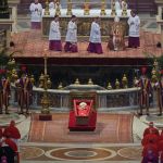 Velório do papa: corpo de Francisco é levado para a Basílica de São Pedro, no Vaticano