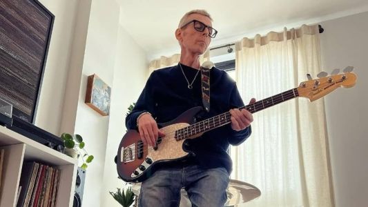Andy Rourke, baixista do The Smiths, morreu aos 59 anos, após enfrentar um câncer de pâncreas