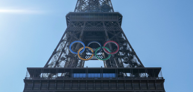 Anéis olímpicos são colocados na Torre Eiffel para os Jogos de Paris 2024
