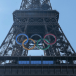 Anéis olímpicos são colocados na Torre Eiffel para os Jogos de Paris 2024