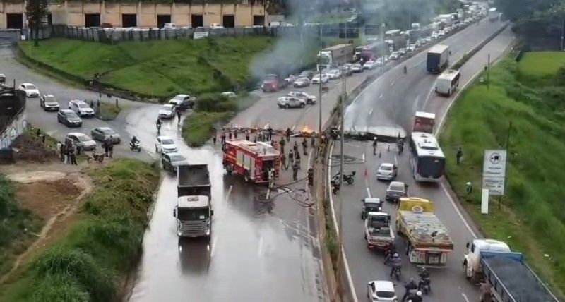 Drone mostra situação do Anel Rodoviário de BH, fechado por manifestantes nesta terça