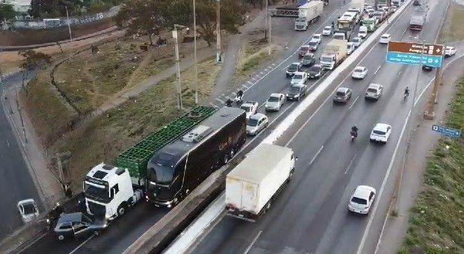 Vídeo: acidente causa congestionamento quilométrico no Anel Rodoviário de Belo Horizonte