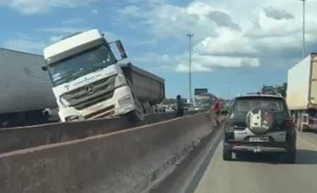 Foto mostra carreta envolvida em acidente no Anel Rodoviário de Belo Horizonte