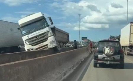 Foto mostra carreta envolvida em acidente no Anel Rodoviário de Belo Horizonte