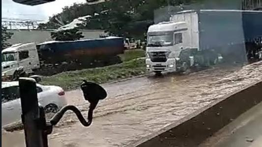 Anel Rodoviário alagado com chuva em frente ao Engenho Nogueira