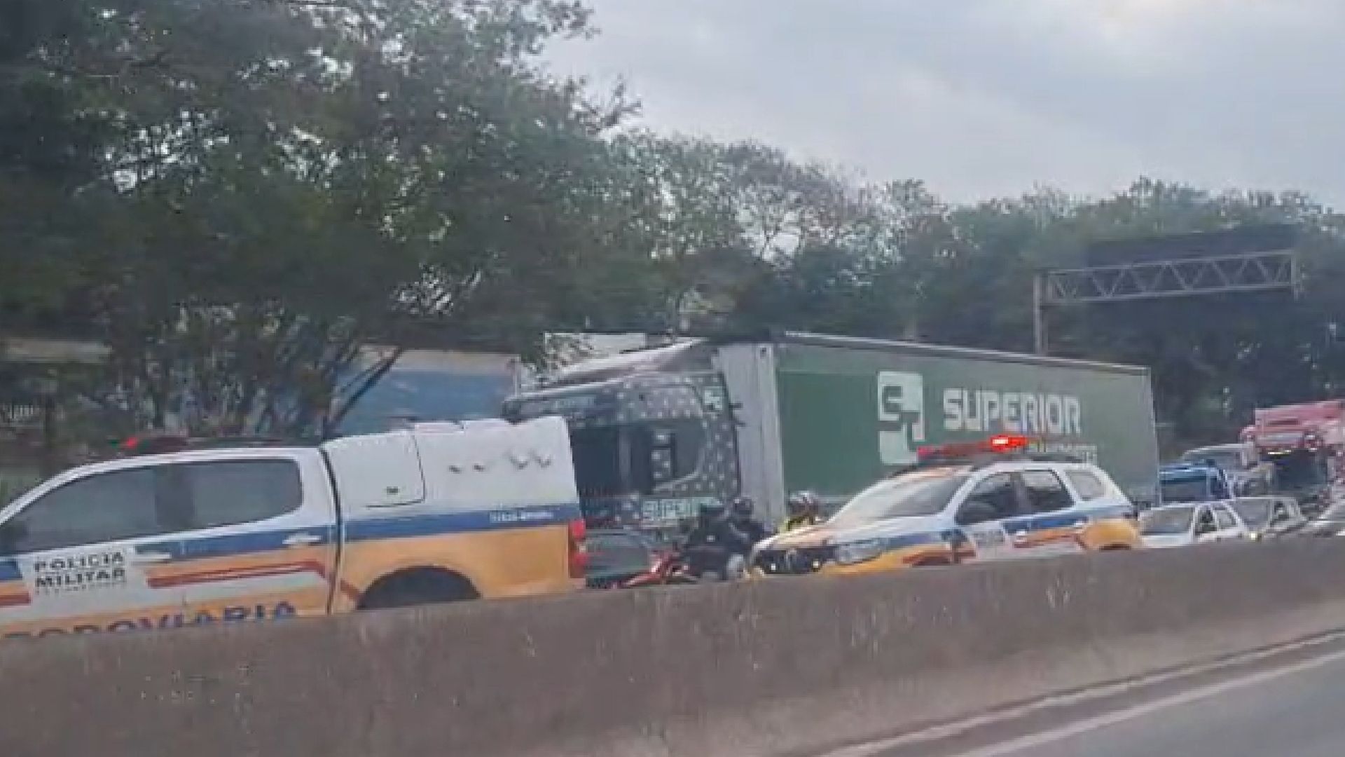 Anel Rodoviário de BH é interditado após capotamento de veículo