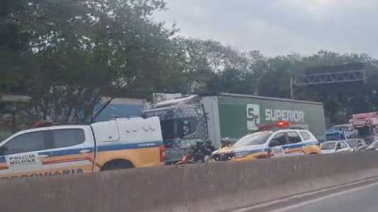 Ainda não há informação de vítimas no capotamento de veículo no Anel Rodoviário