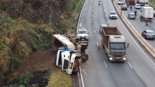 O Anel Rodoviário vai ser totalmente interditado às 13h desta terça-feira (23) para o destombamento da carreta carregada com minério que tombou na altura do bairro Buritis
