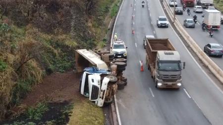 O Anel Rodoviário vai ser totalmente interditado às 13h desta terça-feira (23) para o destombamento da carreta carregada com minério que tombou na altura do bairro Buritis
